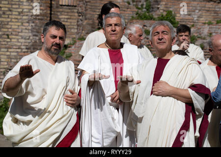 Roma, Italia - 15 Marzo 2019: Area Sacra di Largo Argentina, il Gruppo Storico Romano, fasi di uno dei più importanti eventi della storia dell'umanità: l'assassinio di Giulio Cesare. Credito: Corina Daniela Obertas/Alamy Live News Foto Stock