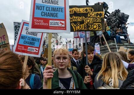 Londra, Regno Unito. Il 15 marzo 2019. Diverse migliaia di studenti hanno preso parte alla grande scuola di sciopero per il futuro per chiedere al governo di adottare misure urgenti per evitare la catastrofe climatica. Si sono incontrati per un breve rally in piazza del Parlamento e poi hanno marciato per protestare fuori Buckingham Palace. La polizia ha tentato di bloccare il loro alla fine del Mall, ma hanno camminato intorno al cordone di protesta sul memoriale della Victoria prima di tornare in Piazza del Parlamento. Alcuni si sono recati a marzo in tutta Westminster Bridge e più a sud del fiume.. Peter Marshall / Alamy Live News Foto Stock