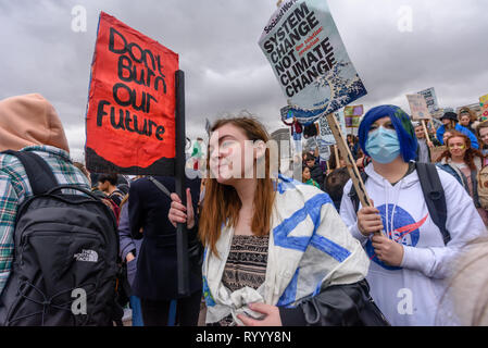 Londra, Regno Unito. Il 15 marzo 2019. Diverse migliaia di studenti hanno preso parte alla grande scuola di sciopero per il futuro per chiedere al governo di adottare misure urgenti per evitare la catastrofe climatica. Si sono incontrati per un breve rally in piazza del Parlamento e poi hanno marciato per protestare fuori Buckingham Palace. La polizia ha tentato di bloccare il loro alla fine del Mall, ma hanno camminato intorno al cordone di protesta sul memoriale della Victoria prima di tornare in Piazza del Parlamento. Alcuni si sono recati a marzo in tutta Westminster Bridge e più a sud del fiume.. Peter Marshall / Alamy Live News Foto Stock