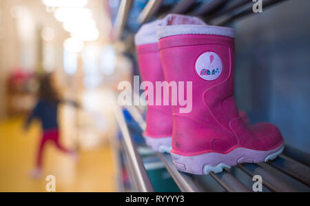 Stuttgart, Germania. Xv Mar, 2019. Stivali di gomma sono in piedi in un centro di assistenza. Credito: Sebastian Gollnow/dpa/Alamy Live News Foto Stock