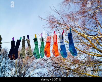 Calze sulla linea di lavaggio Foto Stock