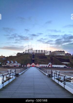 Guardando verso il basso saltburn pier al tramonto Foto Stock