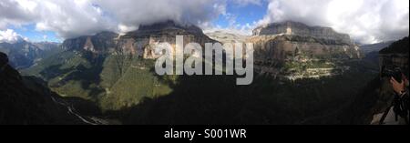 Vista sulla valle di Ordesa da Faja Pelay, Parque Nacional de Ordesa y Monte Perdido, Pirenei, Huesca, Aragona, Spagna. Foto Stock