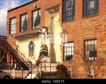 Trompe l'oeil (ingannare l'occhio) muro dipinto su un edificio nel fiume Quartiere delle Arti di Asheville, North Carolina. Stati Uniti d'America. Foto Stock