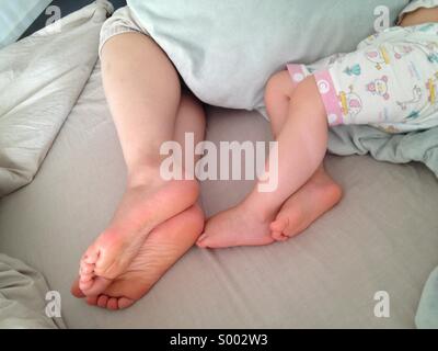 La madre e il bambino (figlia) dormire nel letto. Foto Stock