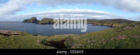 Fair Isle, pecore Rock e osservatorio ornitologico Foto Stock