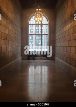 Finestra alta nel bellissimo corridoio presso la Biblioteca Pubblica di New York. Foto Stock