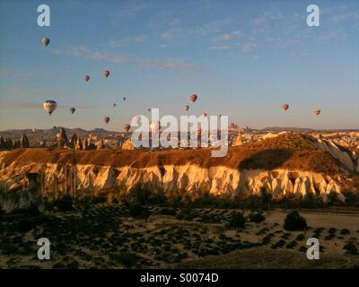 I palloni ad aria calda su Goreme in Cappadocia, centrale la Turchia. Foto Stock