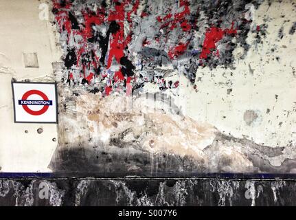 Kennington tube station dopo i manifesti pubblicitari sono stati puliti off parete del tunnel Foto Stock