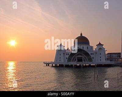 La vista del tramonto di malacca straits moschea Foto Stock