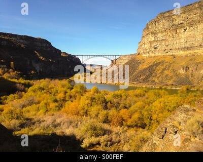 Vista della Perrine Bridge dal pilastro cade durante l'autunno sul fiume Snake in Twin Falls, Idaho. Foto Stock