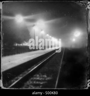 Alpine, Texas, stazione ferroviaria in una notte di nebbia. Foto Stock