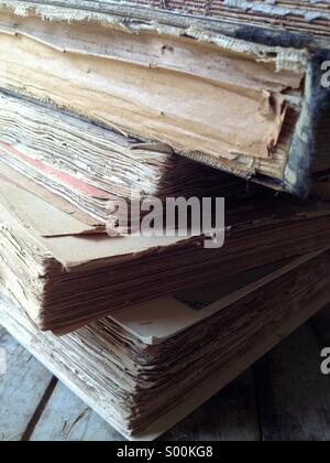 Pila o catasta di libri con post-it Foto stock - Alamy