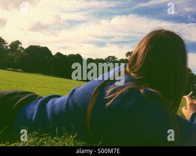 Ragazza che guarda lontano Foto Stock