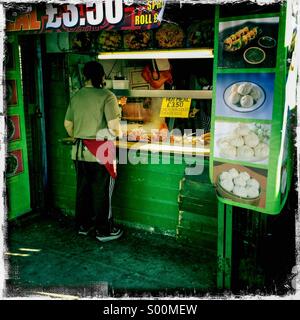 Cucina cinese in stallo, cafe nel mercato di Camden Londra UK. Foto Hipstamatic. Foto Stock