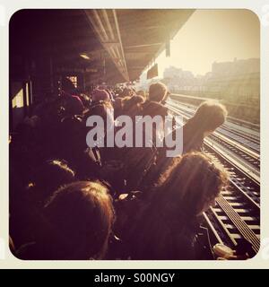 Le affollate Marcy St stazione della metropolitana durante la mattina ora di punta di Brooklyn, a New York il 18 dicembre 2013. Foto Stock