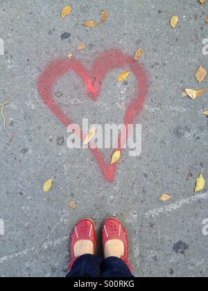 Red shoes e cuore Foto Stock