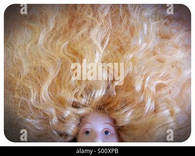 Una bambola con un sacco di capelli. Foto Stock