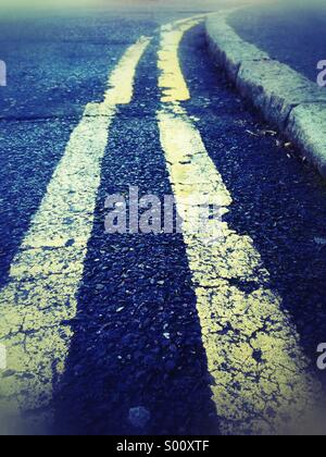 Doppie linee di colore giallo Foto Stock