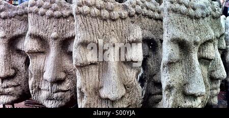 Molte facce del Buddha - giardino ornamenti sulla vendita in una filiale svizzera di OBI Foto Stock