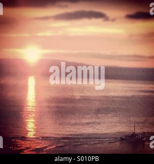 Piccole barche di pescatori sul mare nel tramonto Foto Stock