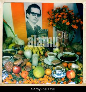 Frutta e cibo decorare un altare con ritratti di persone decedute durante il giorno dei morti celebrazioni in Oaxaca, Messico Foto Stock