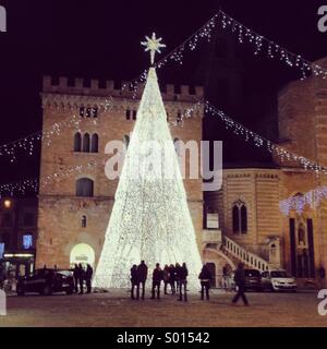 Foligno, centro dell'Umbria. Il grande albero Cheistmas con molte luci in piazza della Repubblica Foto Stock