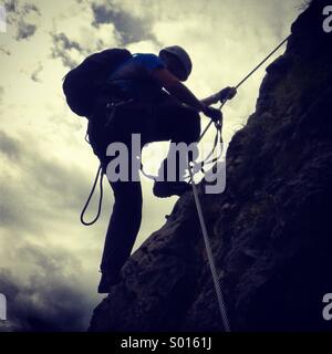 L'alpinista, Via Ferrata, Dolomiti, Italia. Foto Stock