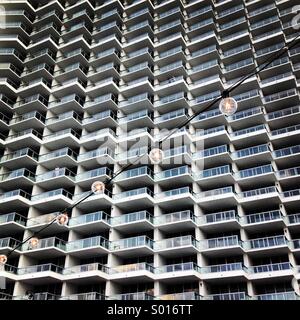 Luci di stringa giustapposta con una torre di camere con balconi all'Eden Roc Hotel in Miami Beach. Foto Stock