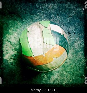 Vecchio Pallone da calcio sul terreno Foto Stock