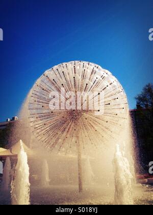 Tarassaco sfera fontana nel centro di Stoccolma. Foto Stock