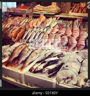 Pescivendolo del mercato in stallo Brixton Village London. Foto Stock