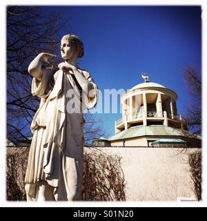 Statua e Kunstgebäude (Arte Edificio) Stuttgart Germania Foto Stock