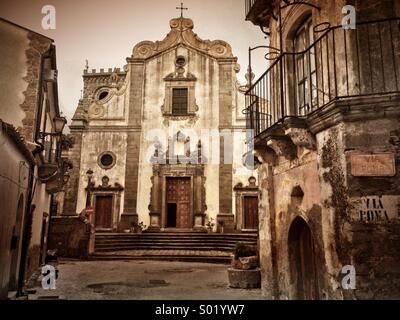 Chiesa di Sant'Agostino in forza d'Agro, vicino Taormina, Sicilia, Italia. Posizione di pellicola per la fuga del giovane Vito Corleone su un asino in Il Padrino Pt 2 film con Robert De Niro. © COLIN HOSKINS. Foto Stock