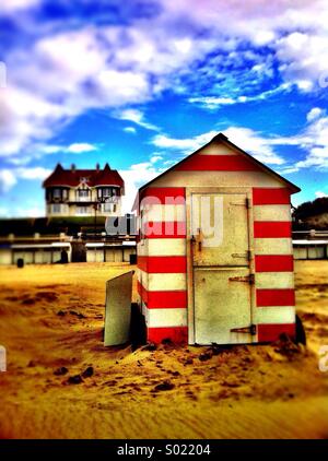 Striata capanna sulla spiaggia sabbiosa, De Haan, Belgio Foto Stock