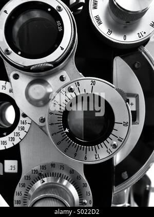 Esame degli occhi le attrezzature in un'all'ottico optometrista dell'ufficio Foto Stock