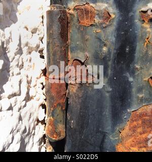 Close up rusty cerniera di una porta. Foto Stock