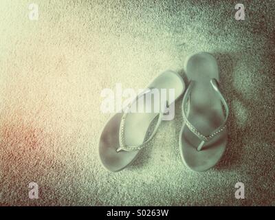 Coppia di indossato womens flip-flop scarpa con effetto grunge. Foto Stock