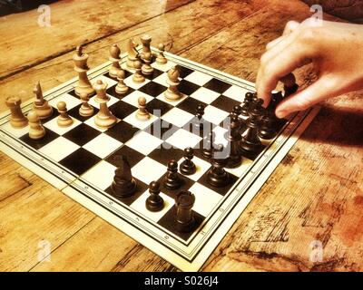Giocare a scacchi Foto Stock