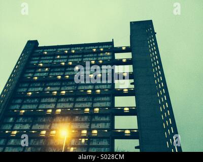 Torre Balfron al tramonto, a est di Londra. Il modernista e brutalist predecessore a Trellick in Occidente, anche progettato da Erno Goldfinger Foto Stock