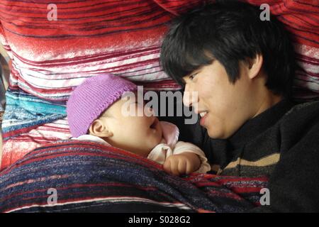 Asian padre e figlio,6 mesi baby Foto Stock