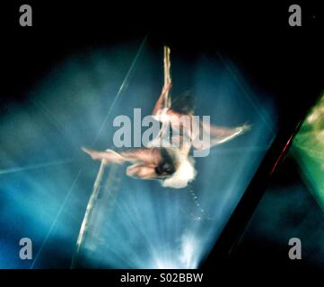 Circus trapezista pende da una corda in big top Foto Stock