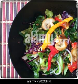 Colorato rosolare le verdure cotti in un wok. Foto Stock