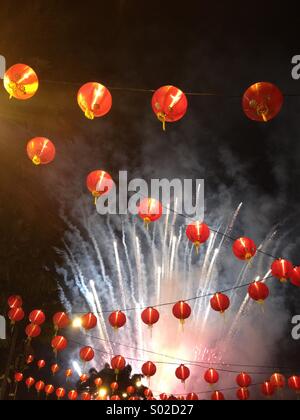 Anno Nuovo Cinese lanterne fuochi d'artificio Foto Stock