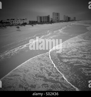 Spiaggia di Jacksonville, Florida dal molo di pesca Foto Stock