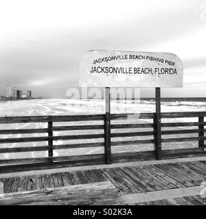 Il vecchio Molo di pesca di Jacksonville Beach che è stato distrutto da un uragano Foto Stock