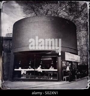 Foto in bianco e nero di Shoreditch macinare coffee shop sulla vecchia strada rotonda, Londra, Regno Unito. Foto Stock