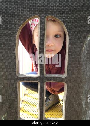 Bambina sul parco giochi Foto Stock