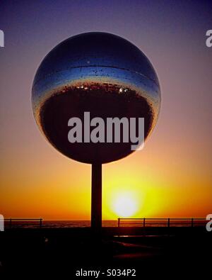 Glitter gigante palla sul lungomare di Blackpool Foto Stock