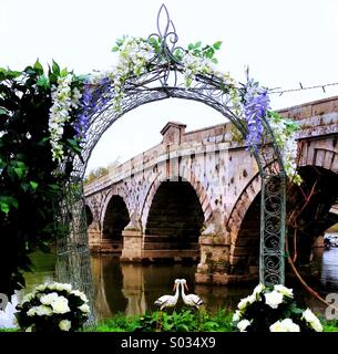 Riverside Pergola e ponte Foto Stock